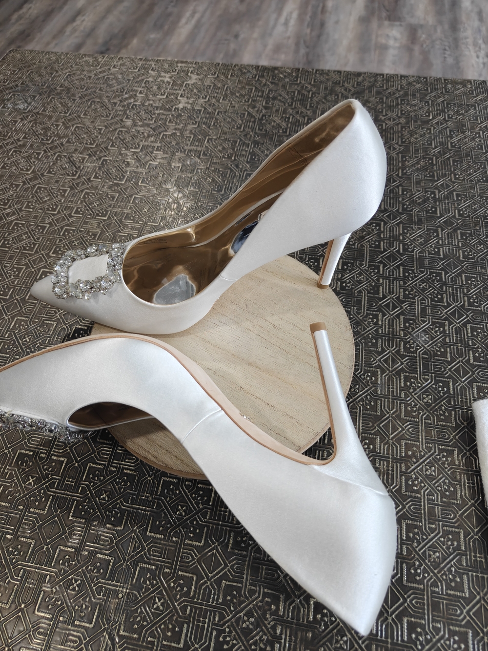 Badgley Mischka Women's Cher Crystal Buckle Pumps in white satin Size 8 EXC! - Picture 11 of 17